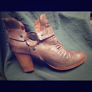 Ariat metallic distressed bootie